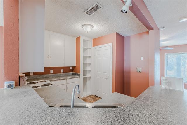 Building Photo - 600 NE 11th St