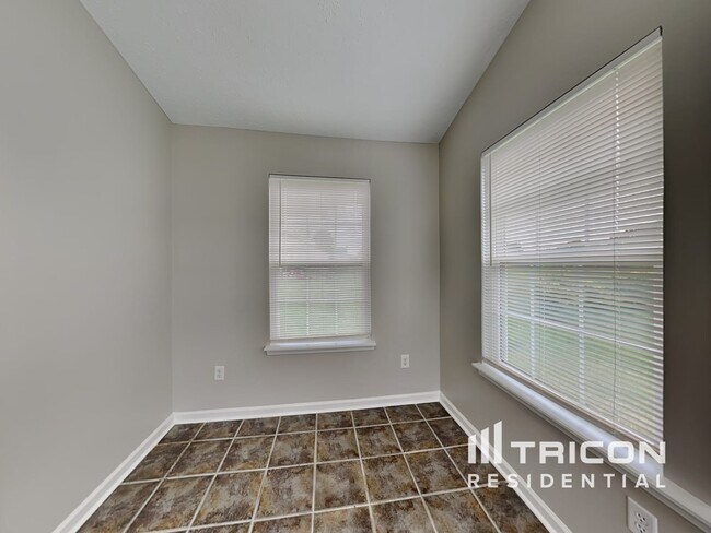 Building Photo - 10727 Snowdrop Way