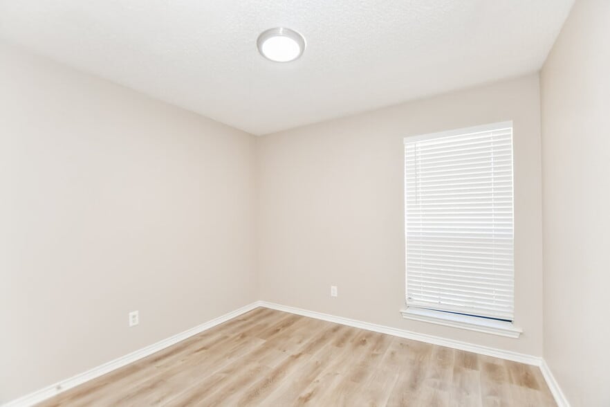 Building Photo - 308 Southlake Dr