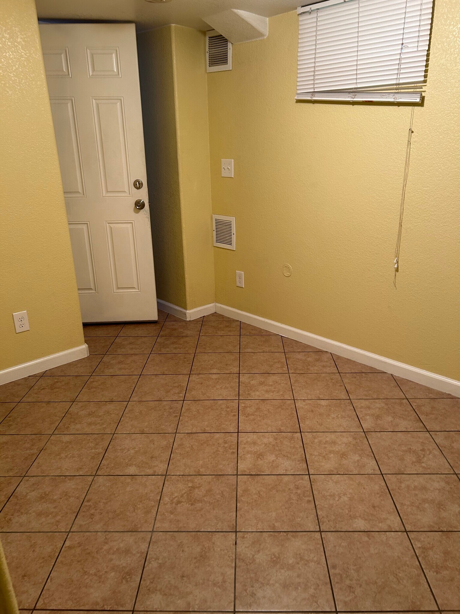 Building Photo - 1524 3rd Ave