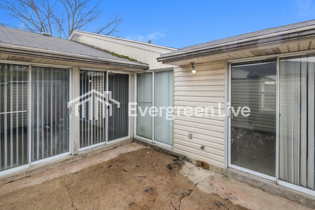 Building Photo - 5636 Troy Villa Blvd