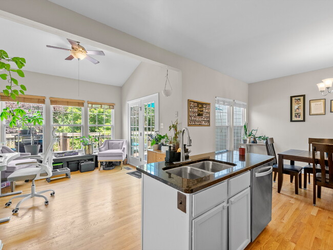Building Photo - Elegant Colonial Townhome Living in Histor...