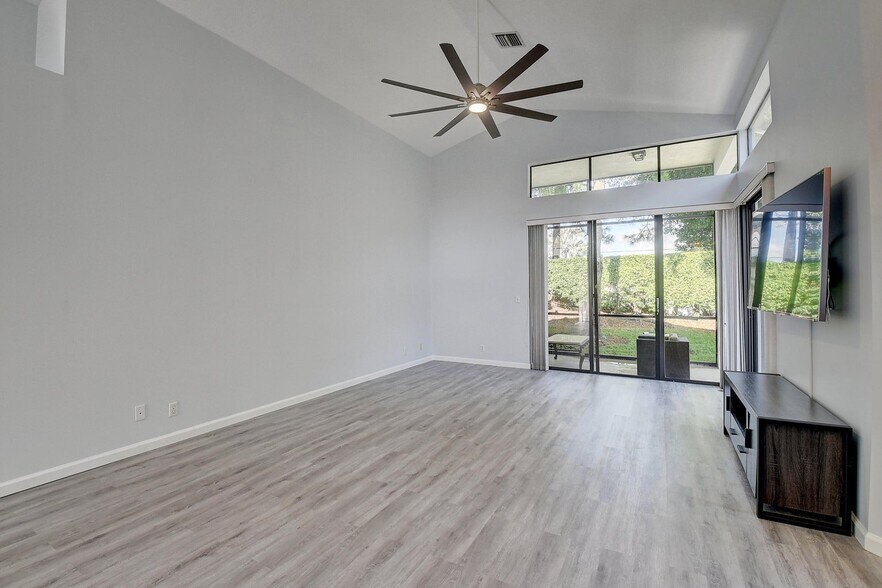Building Photo - 10201 Lexington Lakes Blvd N