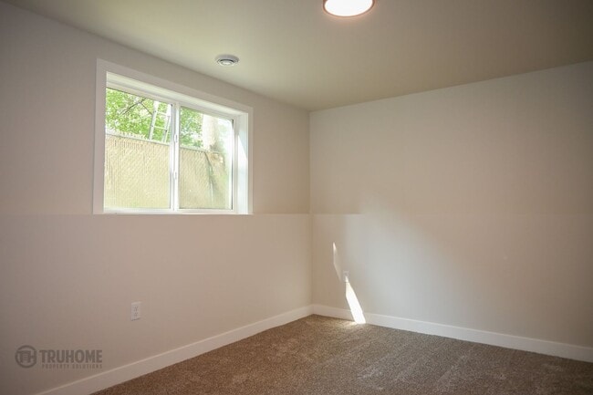 Building Photo - *RENT SPECIAL* Spacious 4 Bed, 2 Bath Sing...