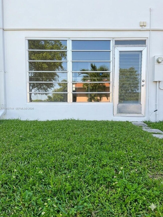 Building Photo - 19051 NE 2nd Ave