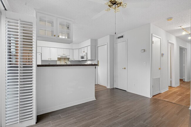 Building Photo - Spacious & Exciting Townhome style Condo