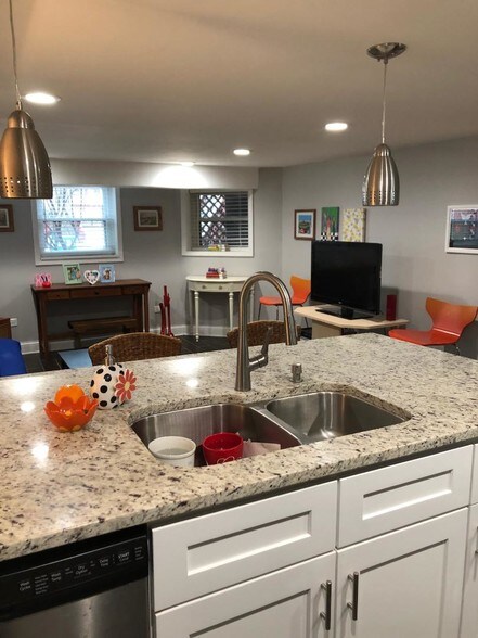 Peninsula - 4327 N Avers Ave