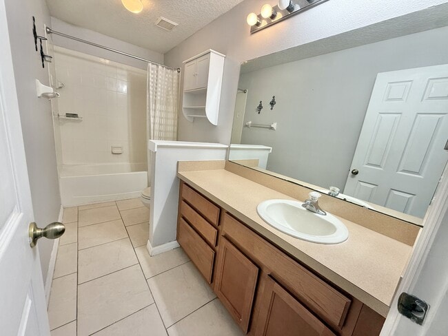 Building Photo - 609 Cresting Oak Cir