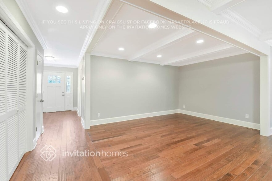 Building Photo - 9340 Pinenoll Ln
