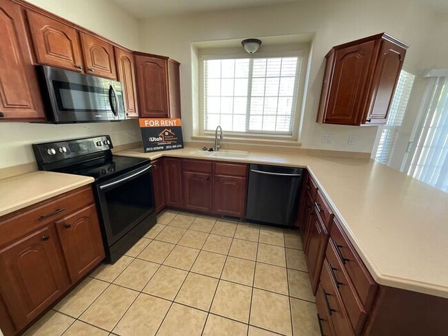 Building Photo - 6 bedroom 3 1/2 bathrooms 2 car garage Lar...