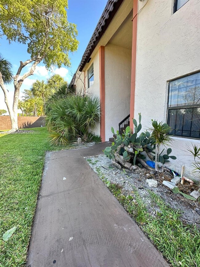Building Photo - 851 NE 207th Terrace