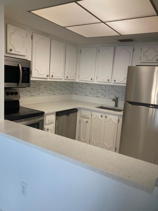 Building Photo - 2936 Lake Shore Dr