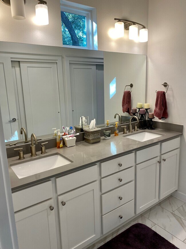 Building Photo - 6800 Menchaca Rd