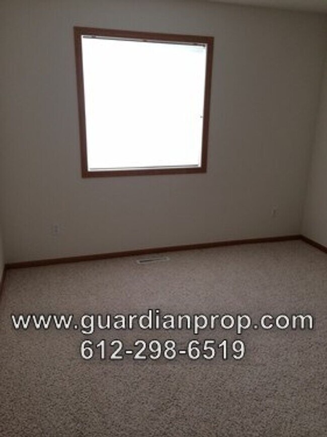 Building Photo - End Unit Townhouse for October 1 Close to ...