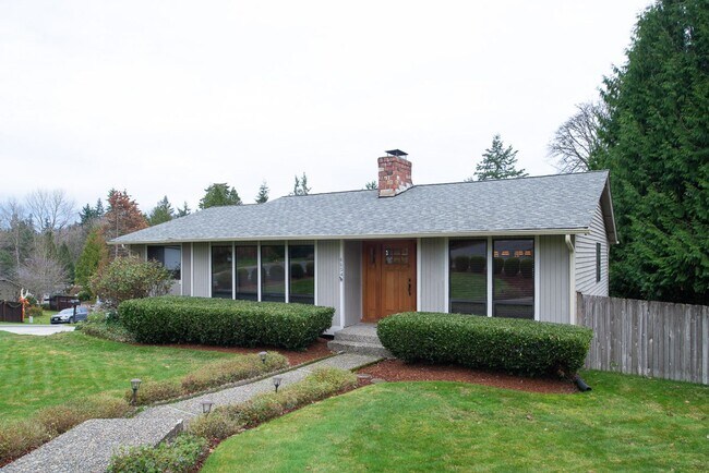 Building Photo - Amazing 4bed/2.5bath Home with Landscaping Included Located in Bellevue!