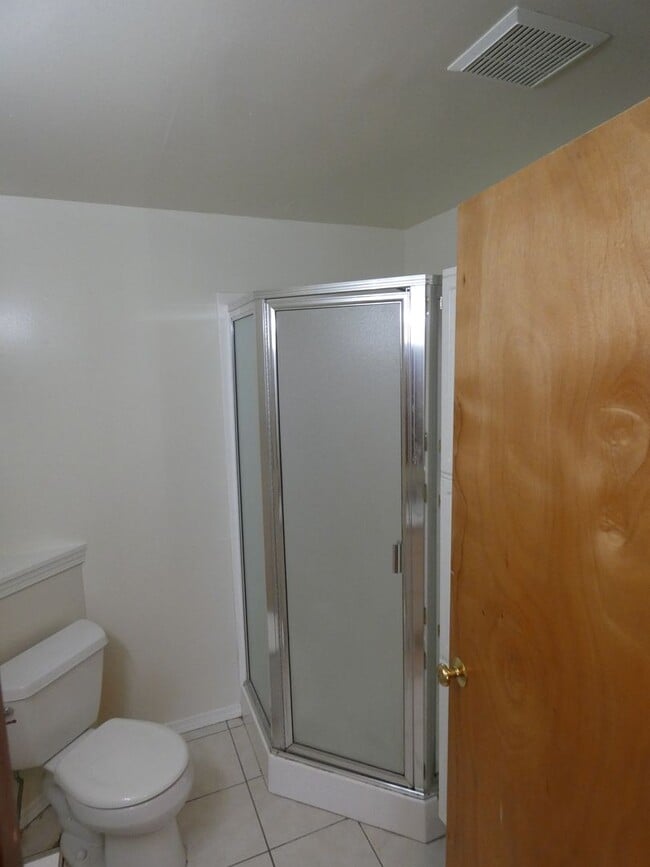 Building Photo - **Spacious Duplex** Lower Level