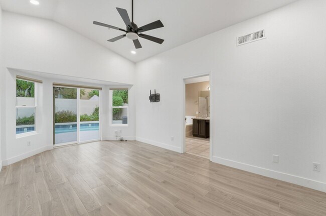 Building Photo - Modern & Spacious 3 Bed 2 Bath Home in Nor...