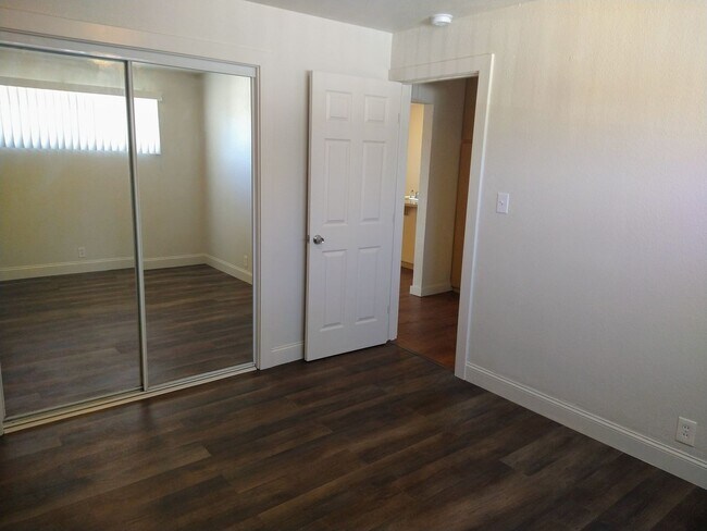 Building Photo - Iris Drive