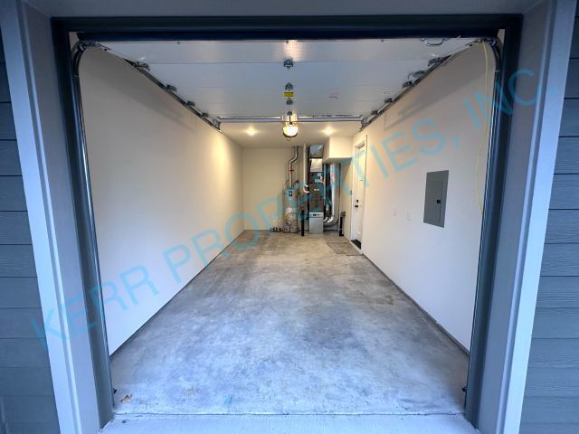 Building Photo - Charming 3-Bed Townhouse Retreat with 2.5 ...