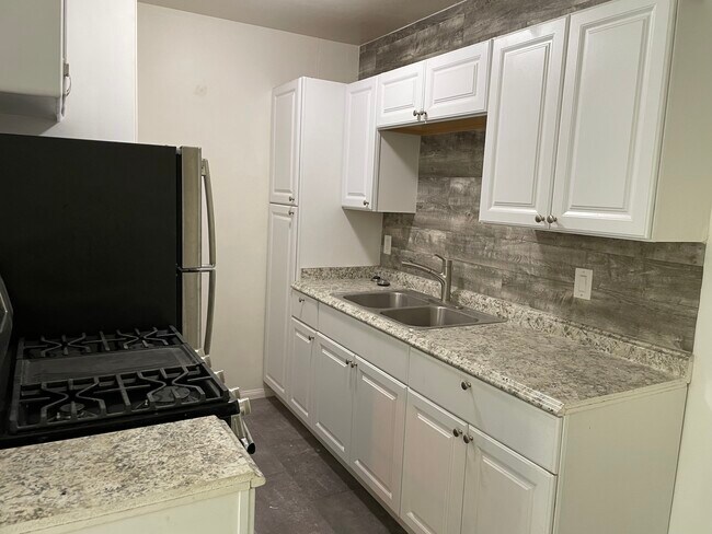 Kitchen - 6128 De Longpre Ave