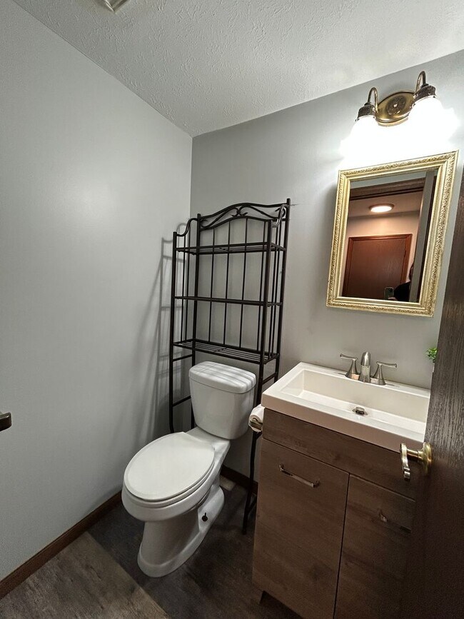 Building Photo - 8659 Groveside Dr
