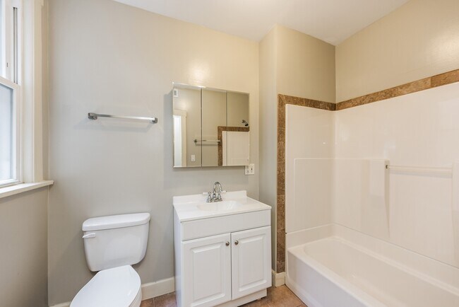 Building Photo - 4242 W Wrightwood Ave