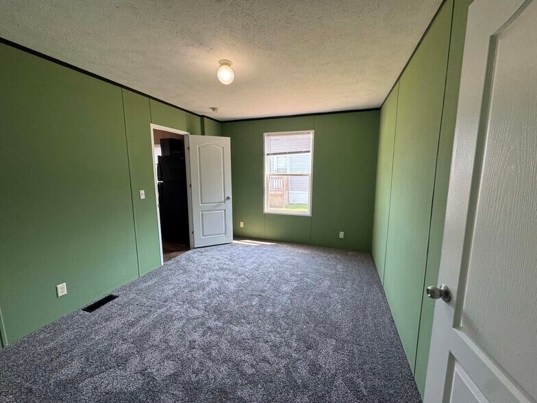 Building Photo - 48581 Pineview Dr