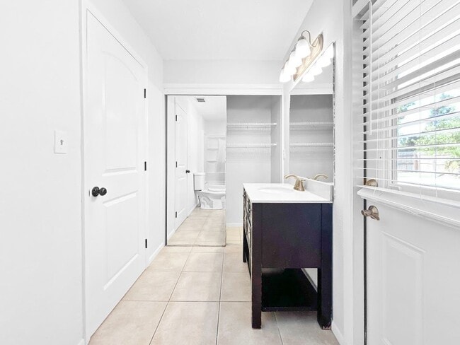 Building Photo - 1 MONTH FREE RENT! Stunning Sarasota Home with Pool – Minutes from Siesta Key Beach!