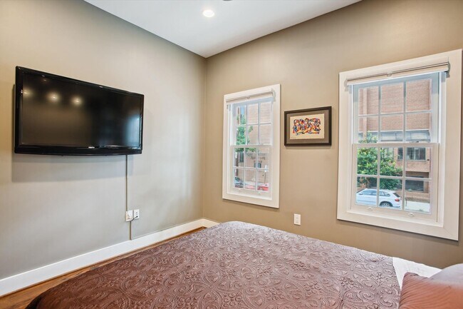 Building Photo - 2 BED PLUS DEN!!! * Fully Furnished and Fa...