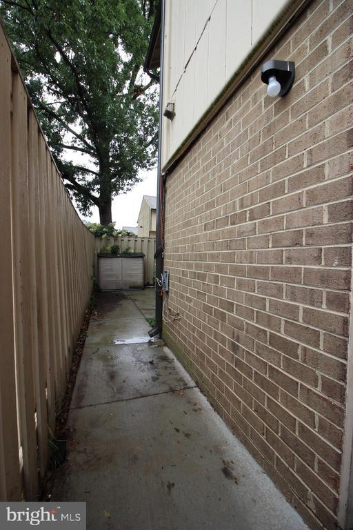 Building Photo - 2432 Glengyle Dr