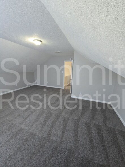 Building Photo - 4560 Longtree Ave