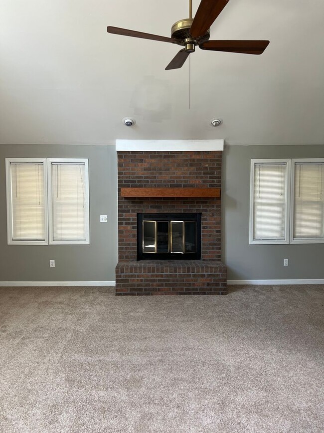 Building Photo - 107 Kingswood Dr