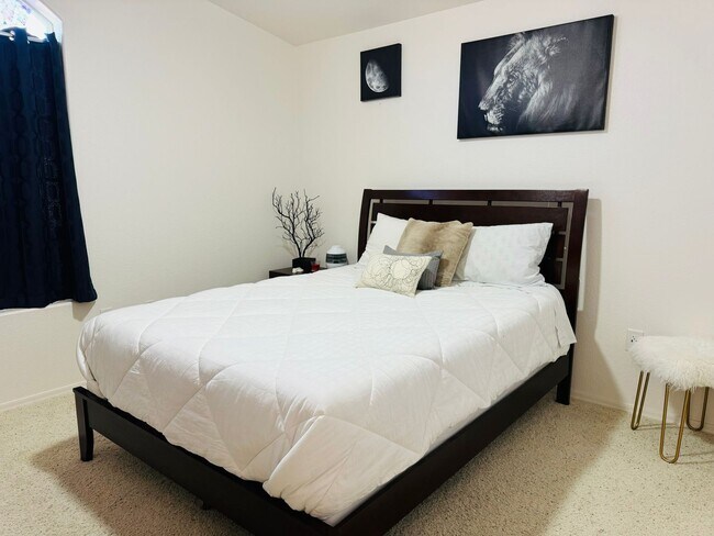 Building Photo - SHORT TERM RENTAL 3BD/2BA IN PRIVATE GATED...