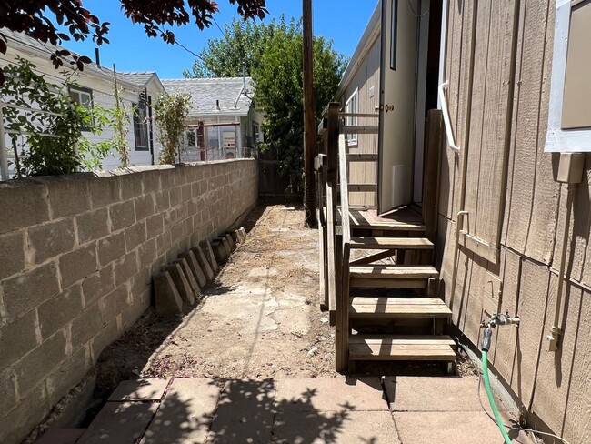 Building Photo - 3 bedroom 2 bath in Hamilton City with fru...