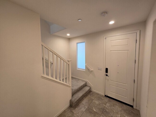 Building Photo - Beautiful 2 Bedroom 2 Bath Townhome in Dublin