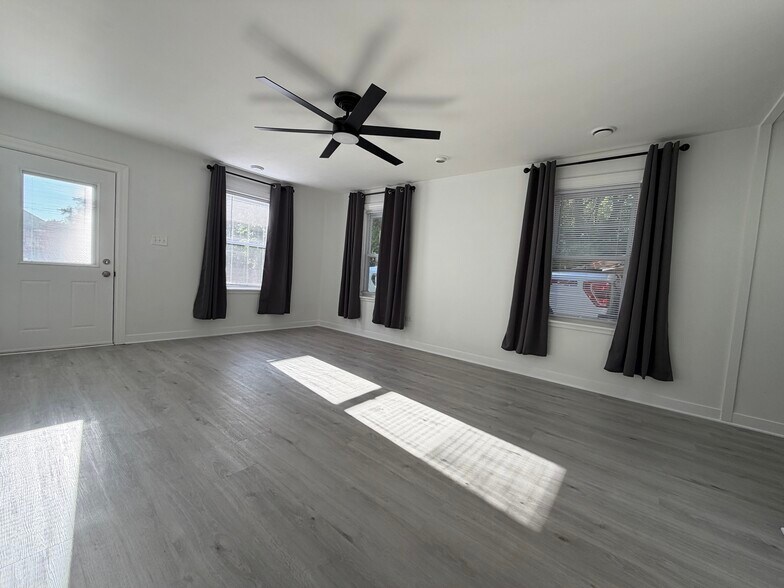Living room - 3206 S Waterview Ave
