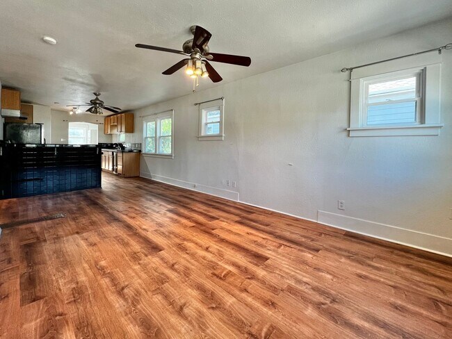 Building Photo - 8th2122 (CW-NB)