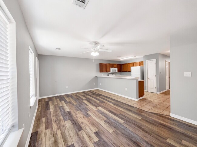 Building Photo - "Spacious 3-Bedroom Townhouse Oasis with 3.5 Baths in Fort Walton Beach – Your Perfect Retreat Aw...