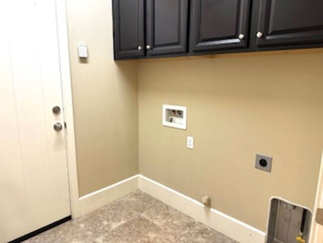 Building Photo - $2,695 Beautiful Barclay Square 4 Bed / Ha...