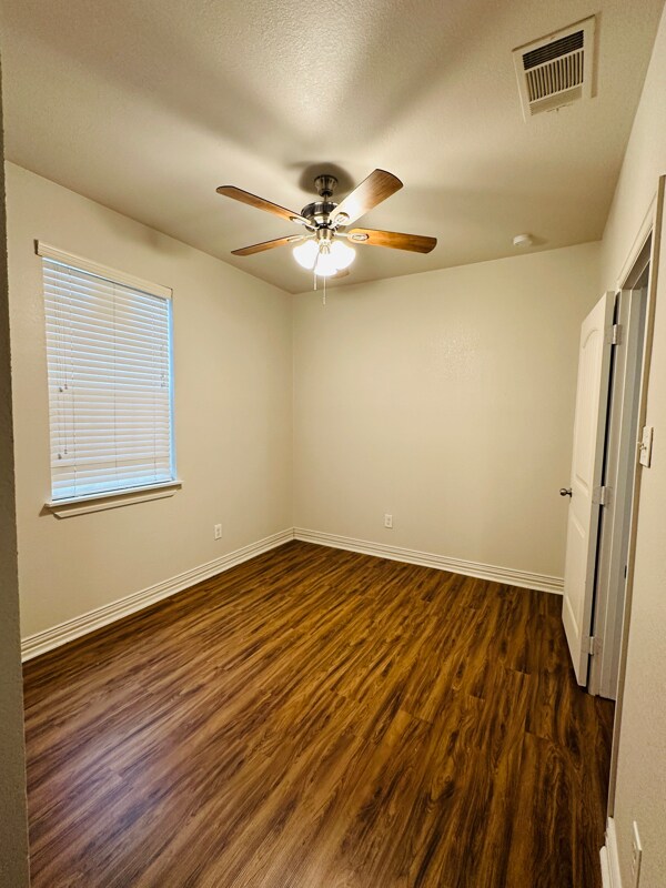 Building Photo - 1535 E Elmore Ave