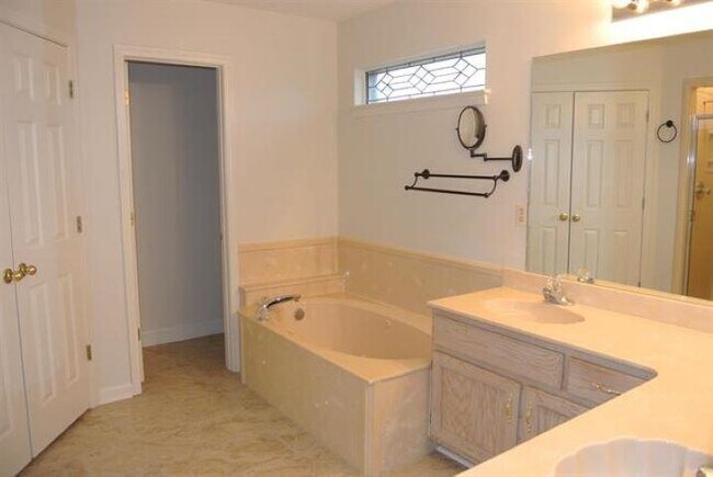 Building Photo - 3753 Oakmoor Ct