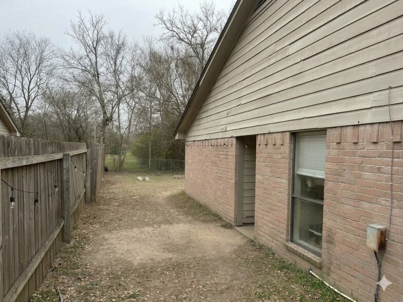 Building Photo - 702 Cross Timbers Dr