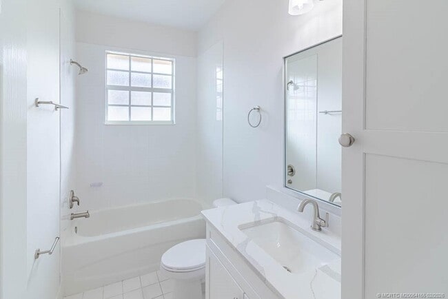 Building Photo - 356 SE Bloxham Way