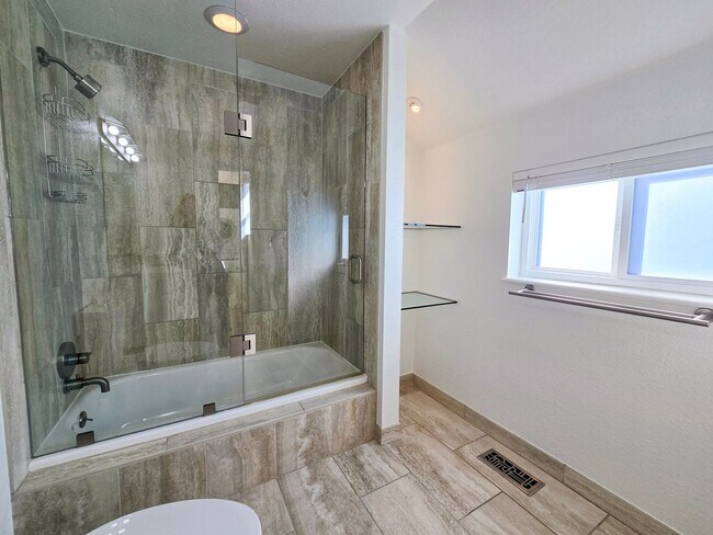 Building Photo - Bright 1-bedroom loft in the heart of Boulder- Available Now