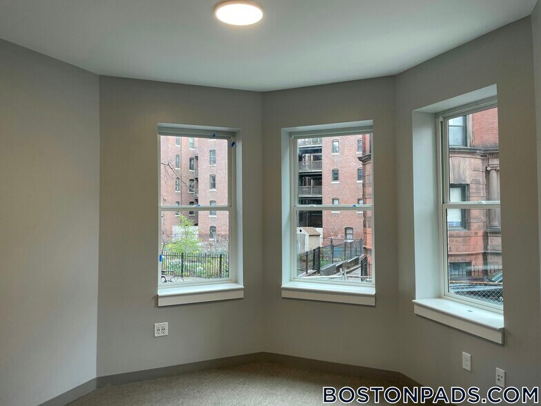 Primary Photo - 100 Hemenway St