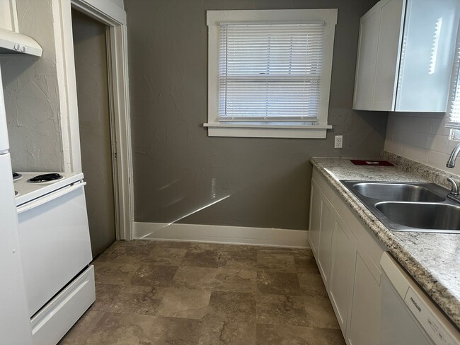 Building Photo - 4 Bedroom - AVAILABLE NOVEMBER 7th!