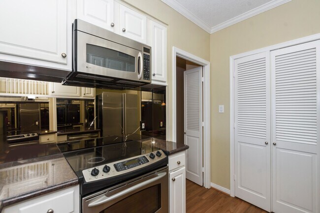 Building Photo - 351 Lakeside Ln