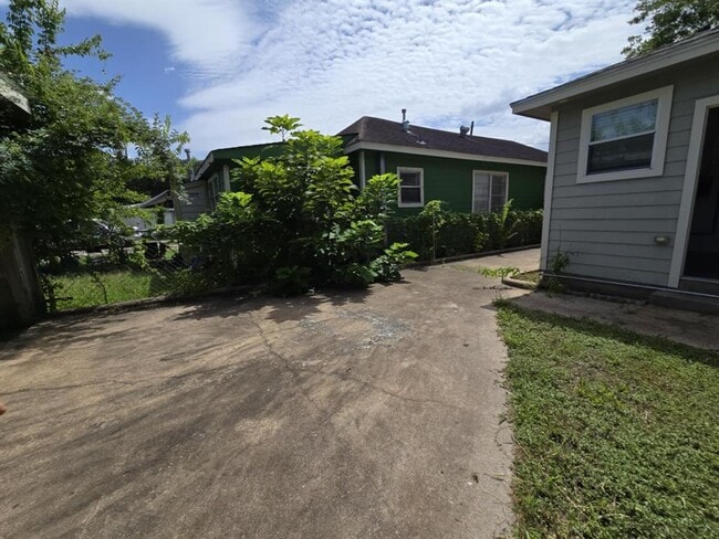 Building Photo - 2931 Lidstone St