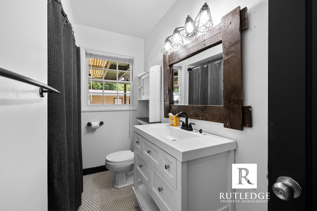 Building Photo - Central Medford Cutie