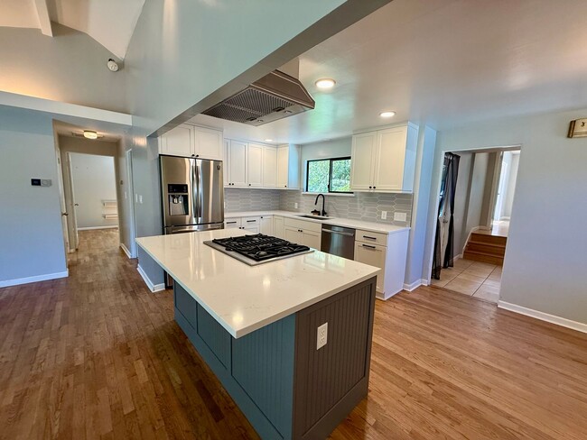 Building Photo - Columbia City Home